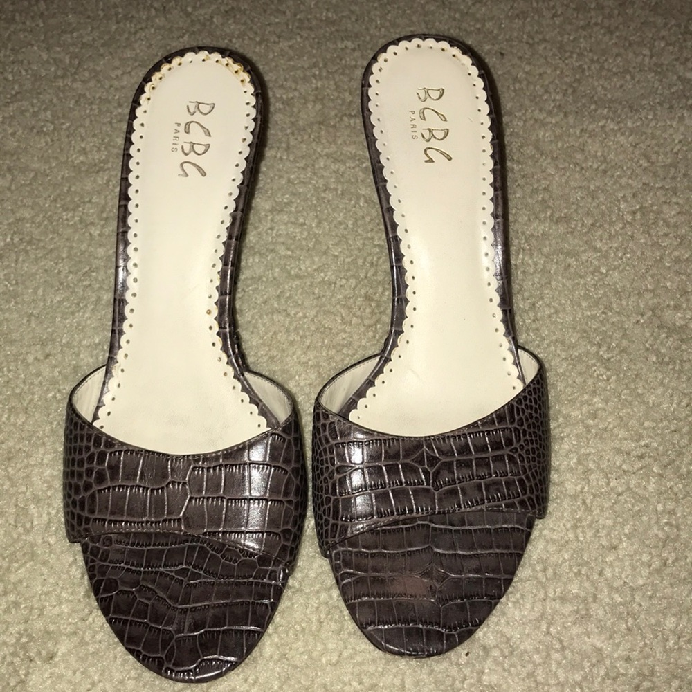 BCBG BROWN BASKET WEAVE WEDGE SLIP ON SANDALS